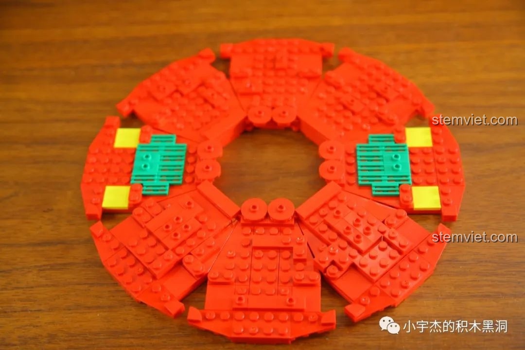 Khung sườn của nắp Hộp đựng mứt Tết WOMA C.9122 đang trong quá trình lắp ráp, cho thấy cấu trúc bên trong.