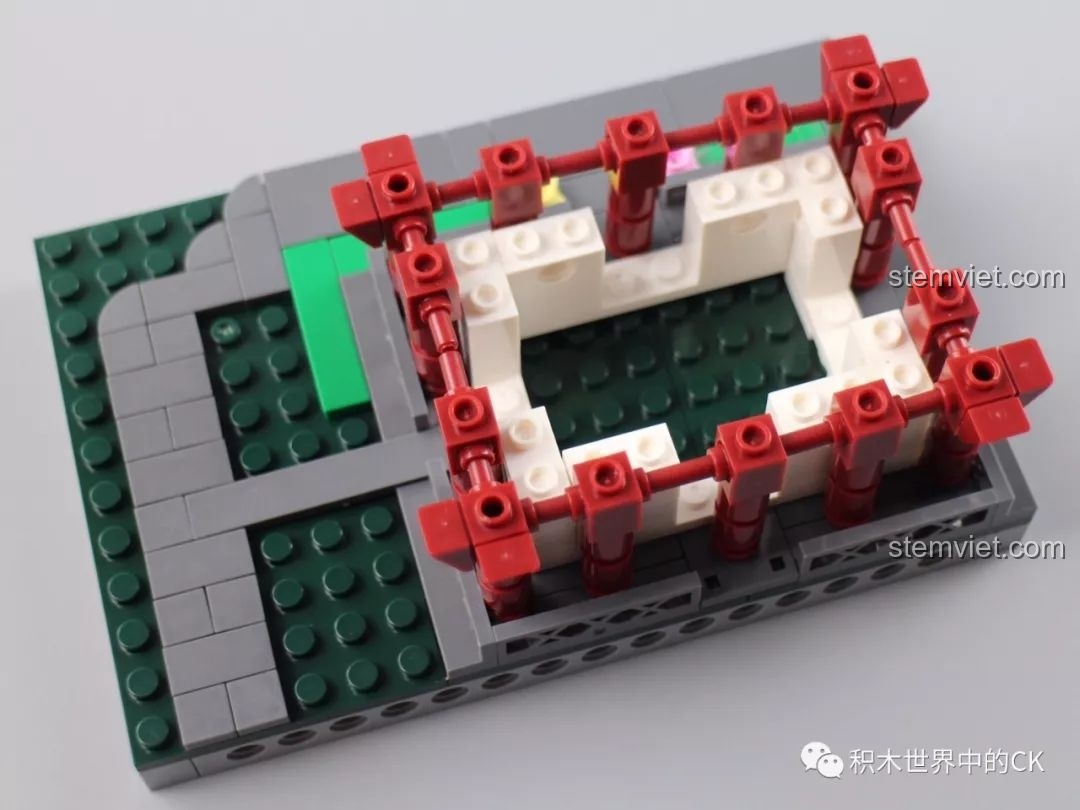 Quá trình lắp ráp phần khung của Phù Dung Tạ, cho thấy kỹ thuật lắp ráp MOC độc đáo.