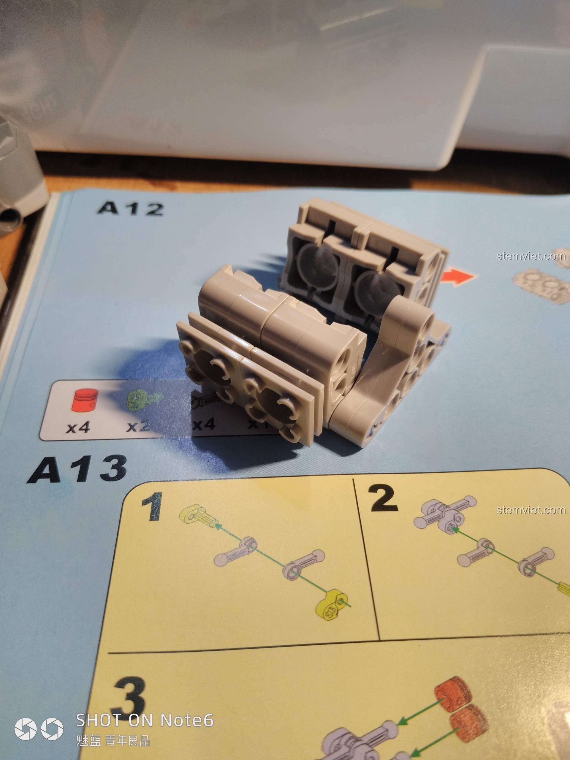 Quá trình lắp ráp phần khung sau của chiếc mô tô trong bộ CaDA C51021, sử dụng các thanh trục mềm.