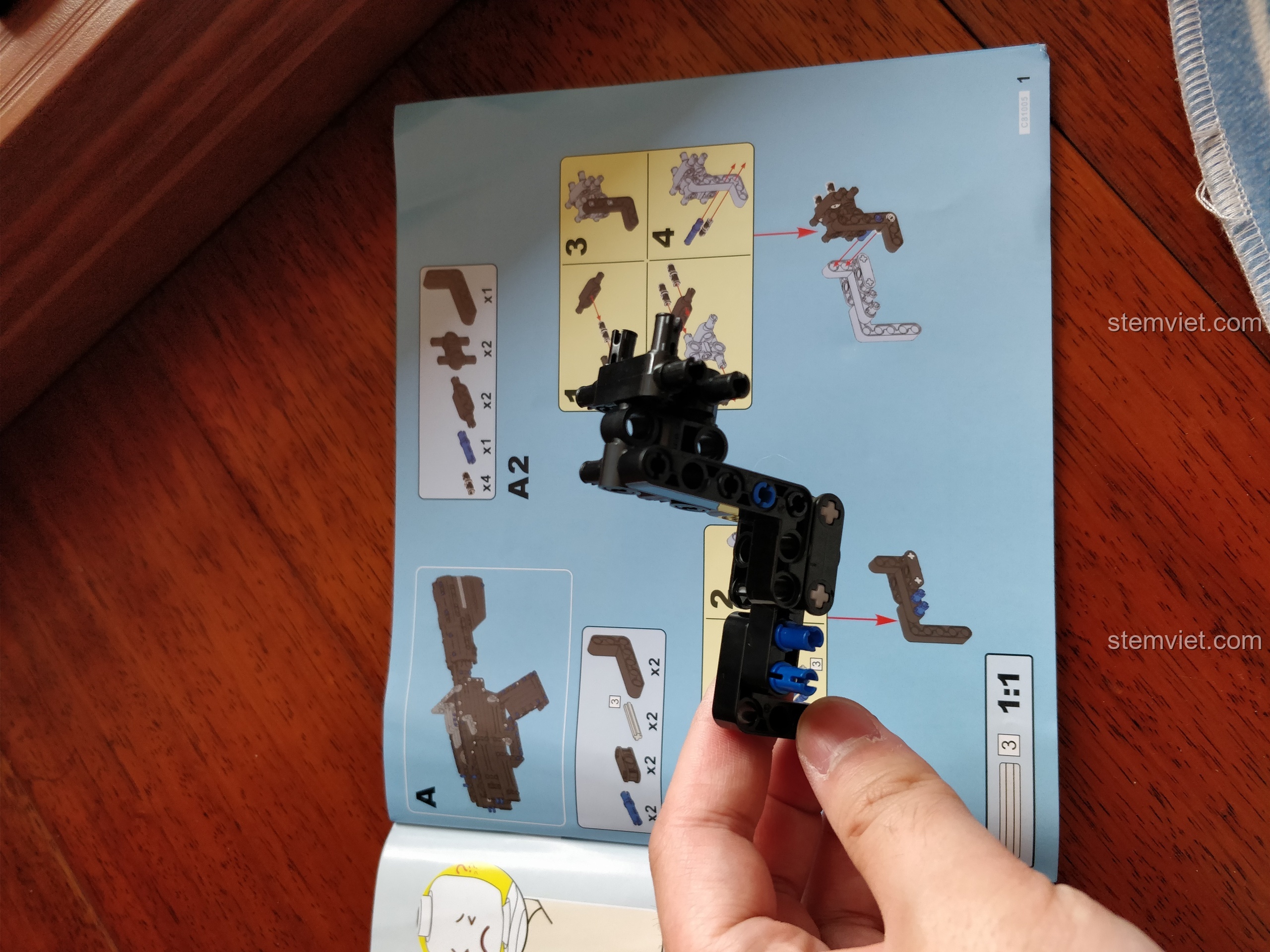 Quá trình lắp ráp những bước đầu tiên của mô hình súng trường chiến đấu CaDA C81005 theo sách hướng dẫn.