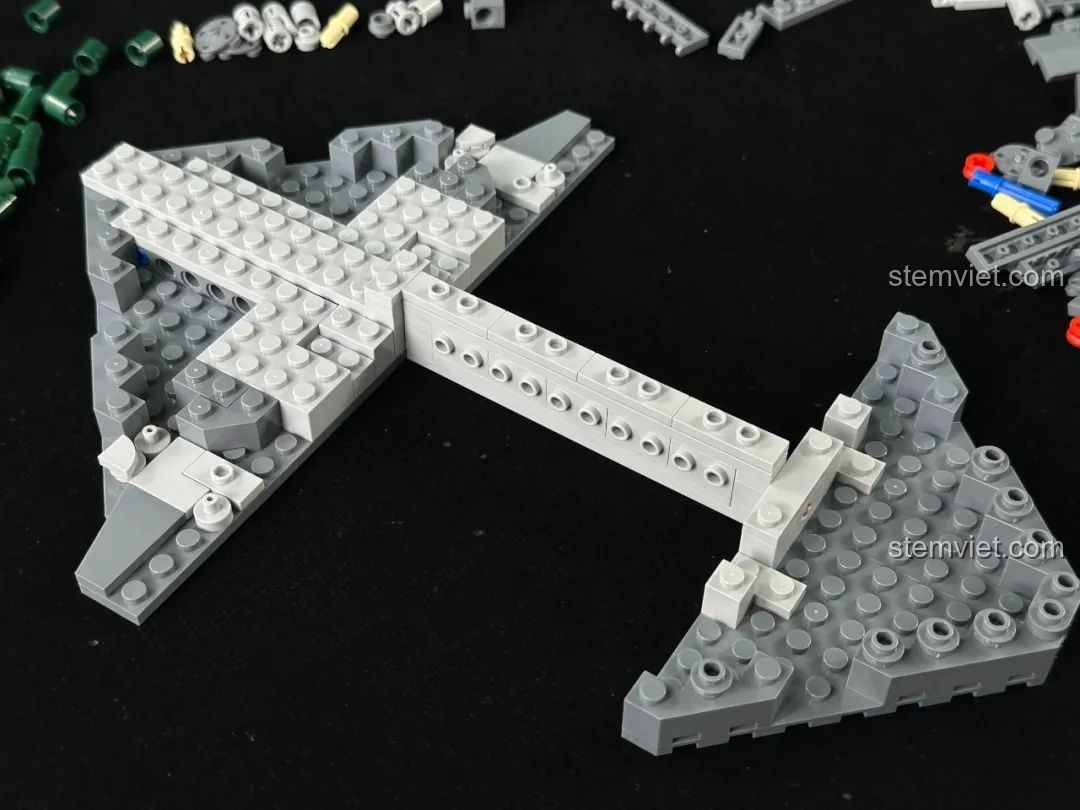 Quá trình lắp ráp phần khung trung tâm của mô hình máy bay ném bom chiến lược tàng hình H-20 Panlos Brick 639026.