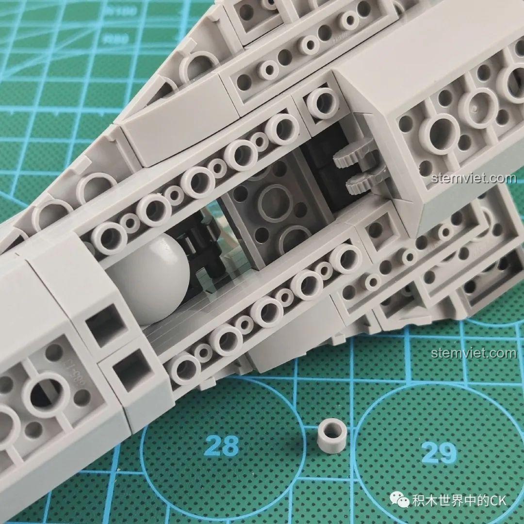 Quá trình lắp ráp phần thân của mô hình SEMBO 202055, để lộ cấu trúc kỹ thuật bên trong.