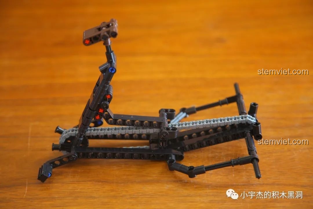 Quá trình lắp ráp phần khung sườn của mô hình xe xích lô cổ điển AchKo 50015 đang được tiến hành.