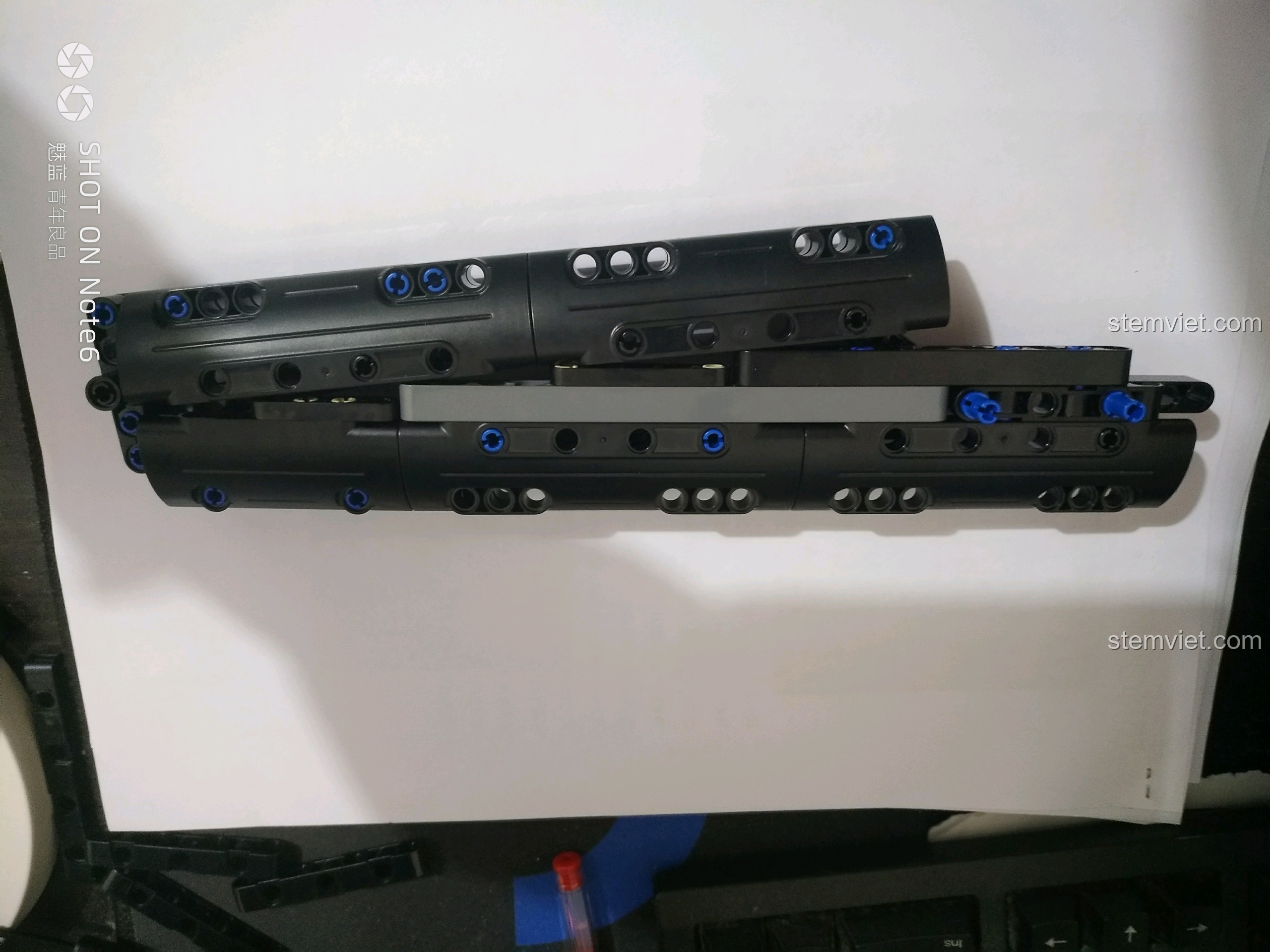 Quá trình lắp ráp khung thân của đồ chơi lắp ráp Mô hình súng MP5 C81006 chất lượng cao giá tốt, các chi tiết khớp nối chắc chắn.