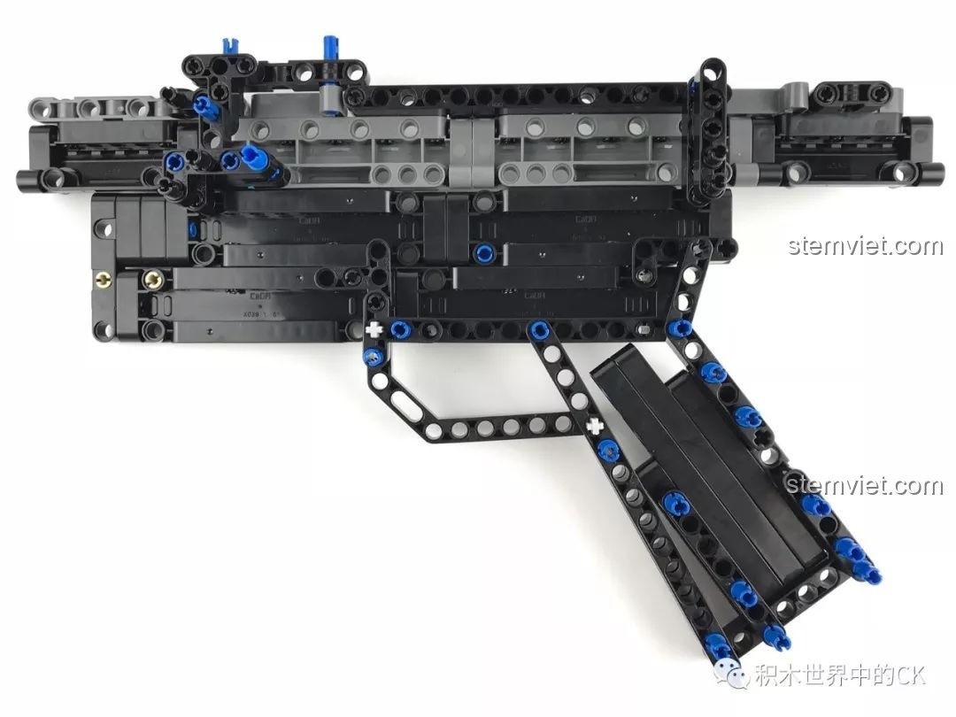 Khung thân súng và tay cầm của mô hình súng MP5 CaDA 81006 đang được lắp ráp.