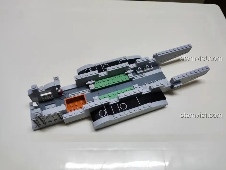 Xây dựng phần khung thân của máy bay trực thăng WOMA C0898, thấy rõ các chi tiết bên trong.