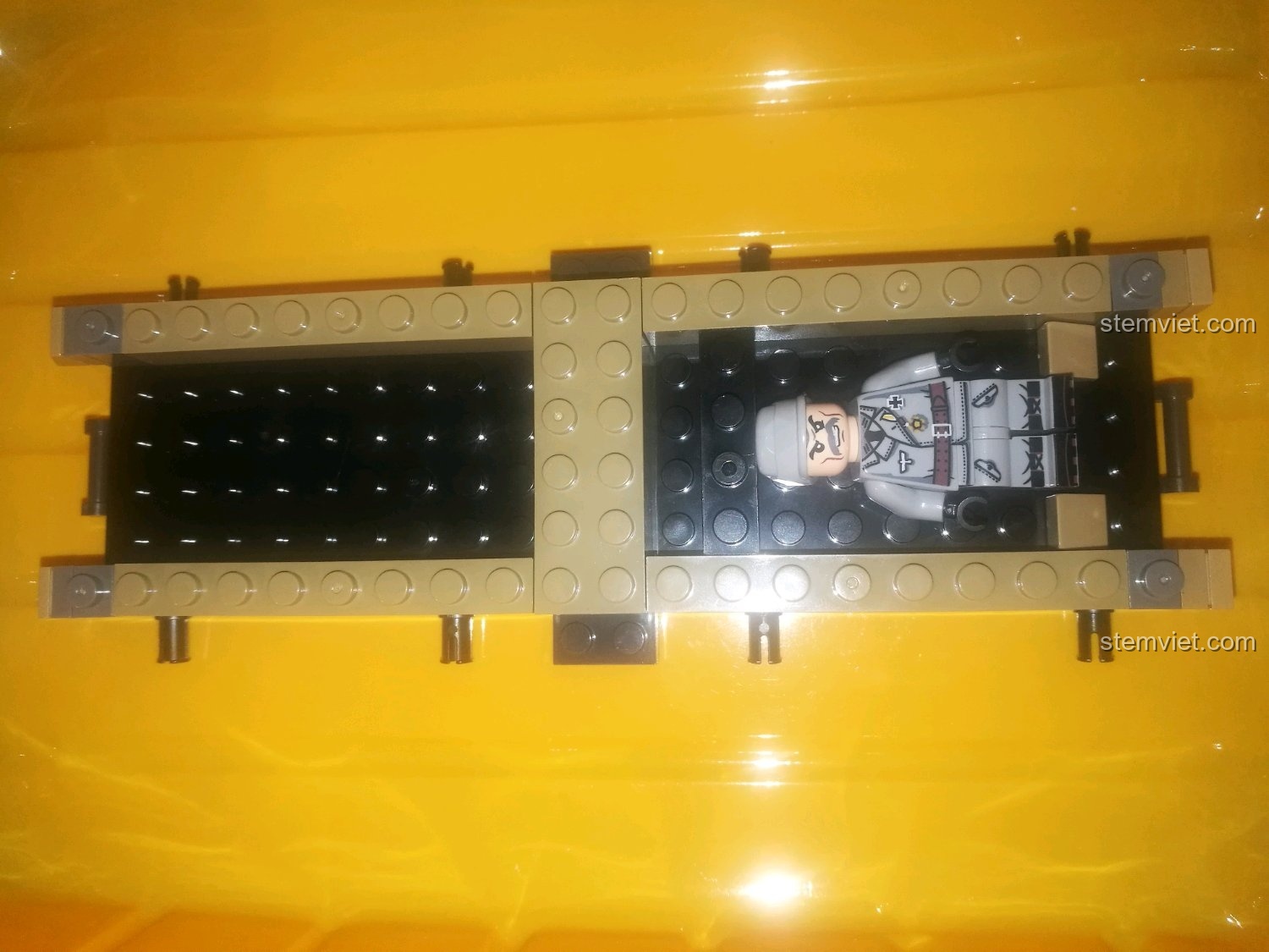 Quá trình lắp ráp khung xe bọc thép SD.KFZ.233 từ bộ SEMBO 101341, có không gian cho minifigure.