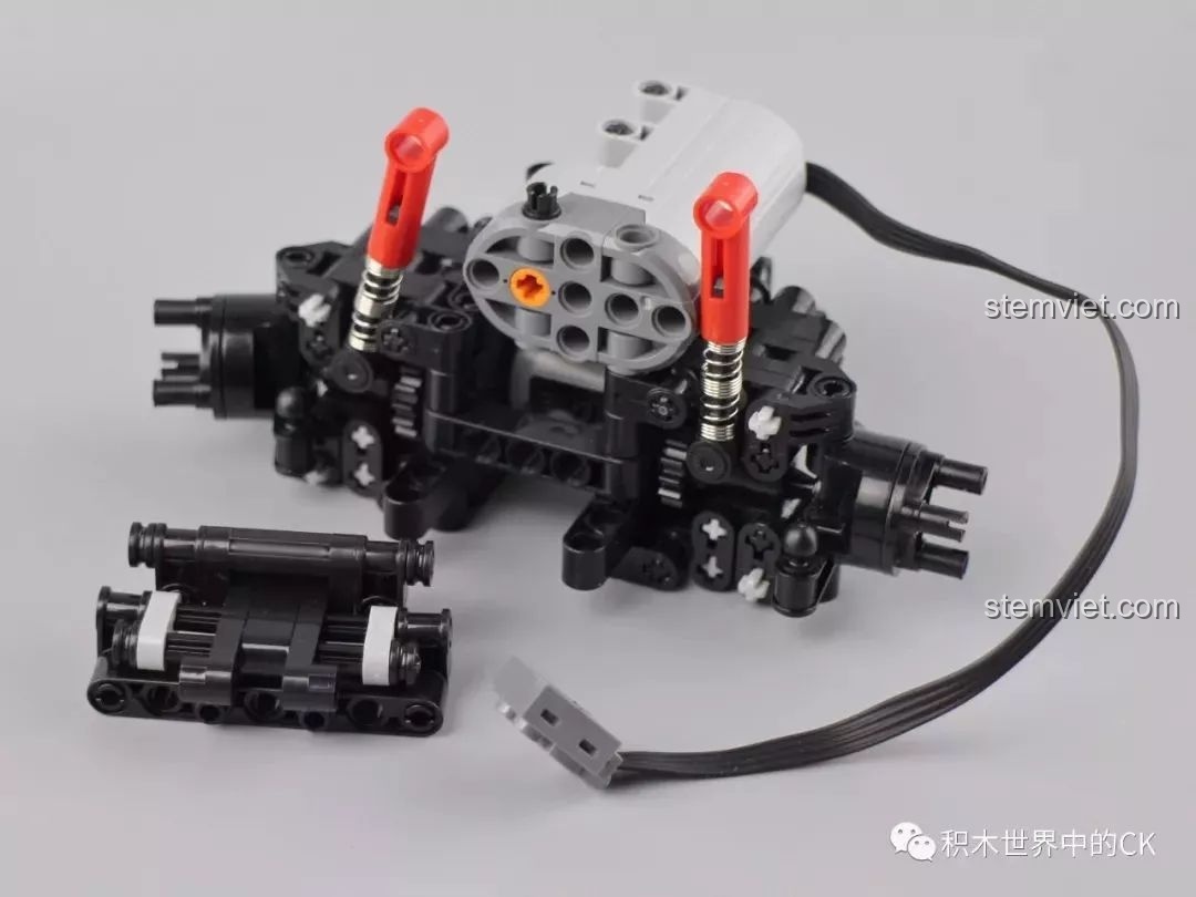 Quá trình lắp ráp khung xe Mould King 13070 với các chi tiết chủ yếu là màu đen, đòi hỏi sự tập trung cao độ.