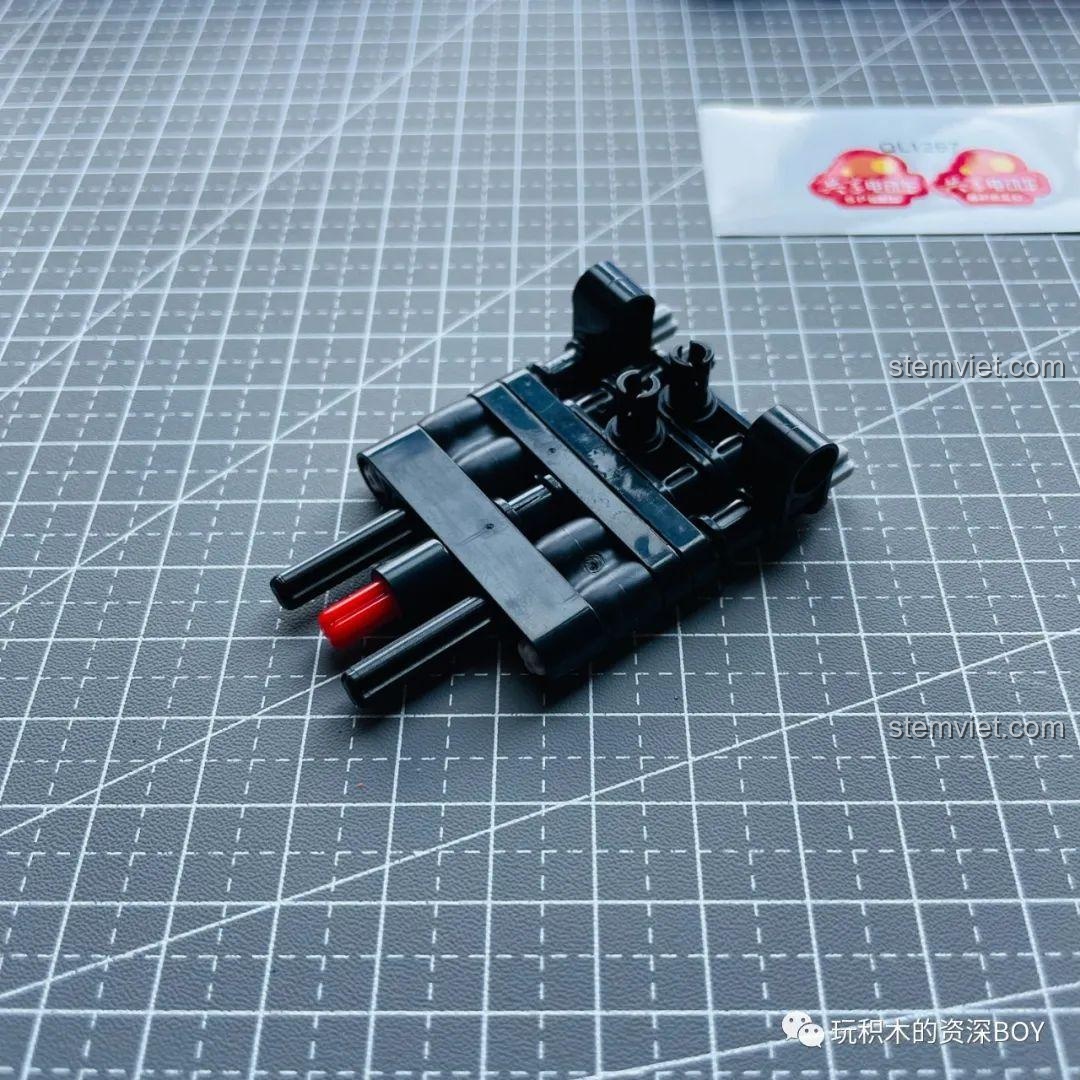 Quá trình lắp ráp phần khung xe của bộ lắp ráp xe điện ZHEGAO QL1267, các chi tiết được kết nối.