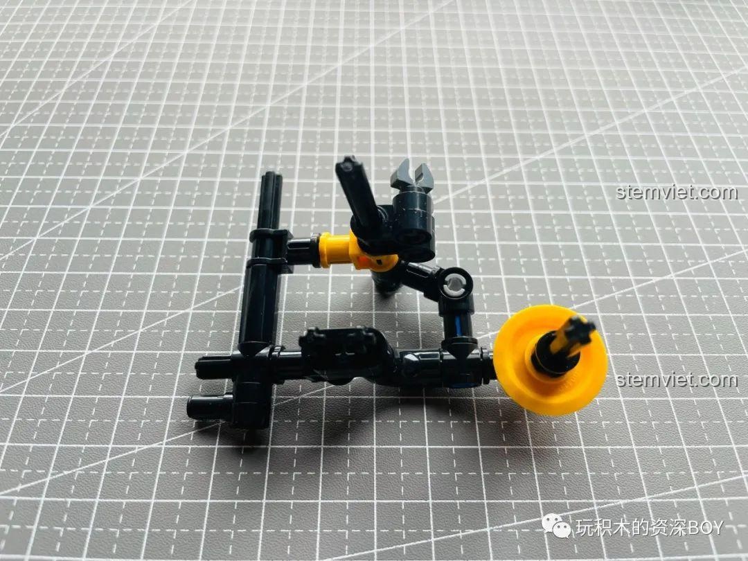 Quá trình lắp ráp phần khung xe của bộ lắp ráp xe điện ZHEGAO QL1268, chi tiết màu vàng.