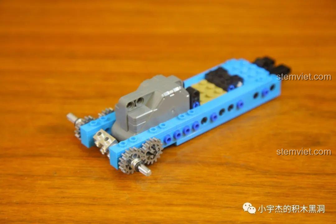 Công đoạn lắp ráp đầu tiên của Xe đua cổ điển Bugatti T38A 705600, lắp động cơ kéo lùi vào khung xe.