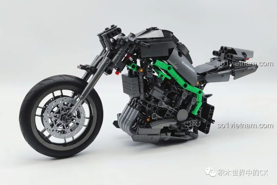 Giai đoạn lắp ráp khung xe và bánh trước của mô hình xe phân khối lớn Kawasaki QJ 5183.