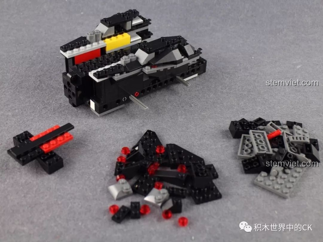 Lắp ráp khung xe Batmobile Mould King 13020, một vài chi tiết màu sắc nổi bật. Nhận xét Mould King 13020 Xe Dơi.