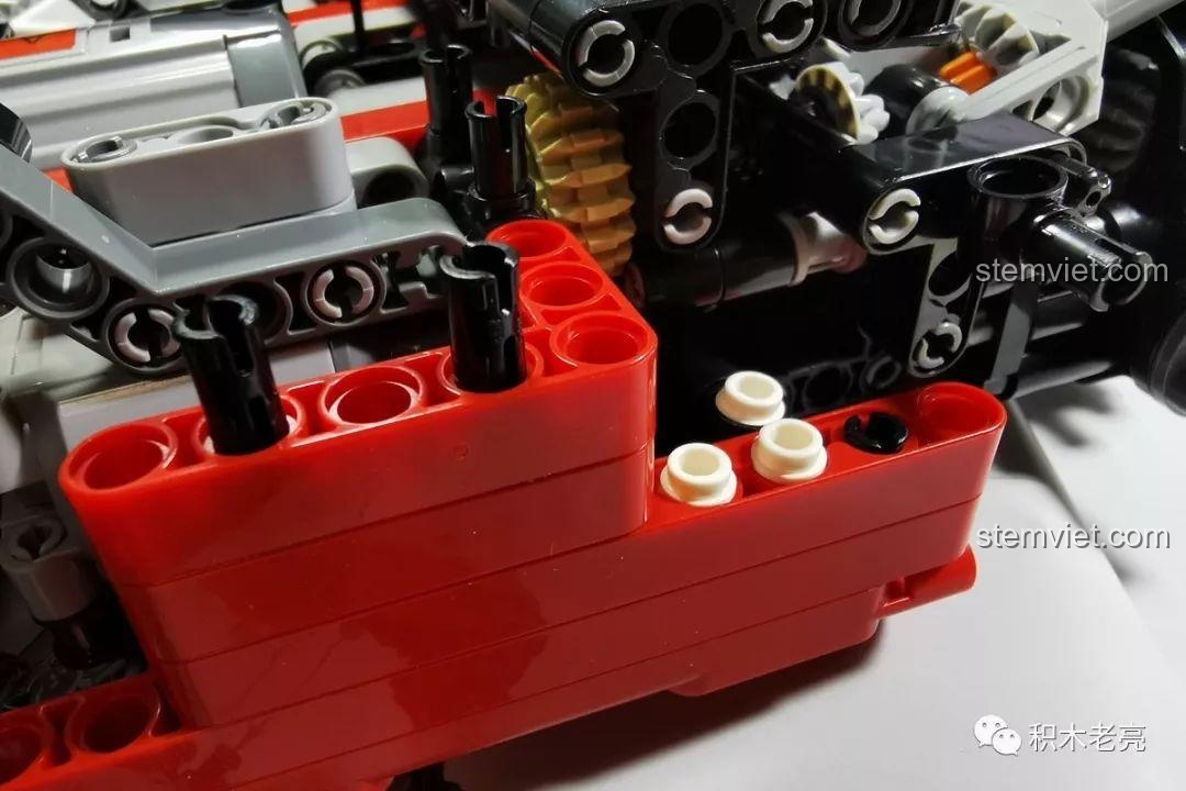 Quá trình lắp ráp các chi tiết phức tạp của khung xe Mould King 13106 Xe Nâng Hàng.