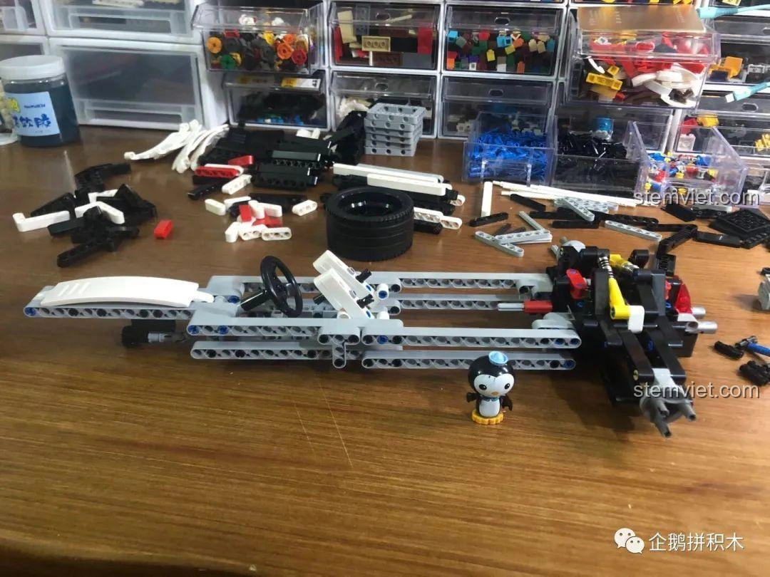 Giai đoạn đầu lắp ráp bộ Mould King 13117 F1 Xe Đua, hình thành khung gầm và hệ thống lái cơ bản.