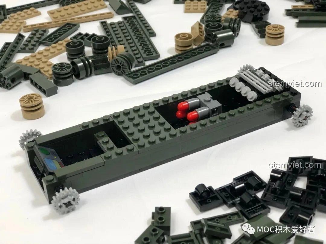 Quá trình lắp ráp khung xe tăng chủ lực 99A COGO 13384, với các chi tiết nội thất như buồng lái và khoang đạn.