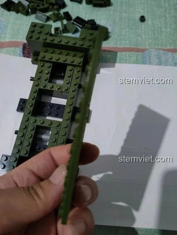 Quá trình lắp ráp phần khung xe của đồ chơi lắp ráp Xe Tên Lửa Đạn Đạo Đông Phong-17 CAYI 2282.