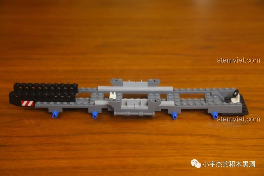 Giai đoạn đầu lắp ráp khung xe vận tải của bộ GUDI 10803 Mô hình Tên Lửa Không Gian.