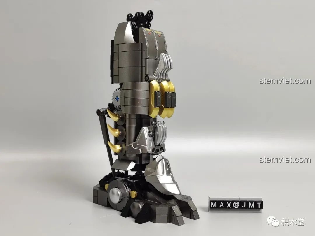 Quá trình lắp ráp phần chân của Robot Batmech Hạng Nặng, bắt đầu từ khung xương bên trong.