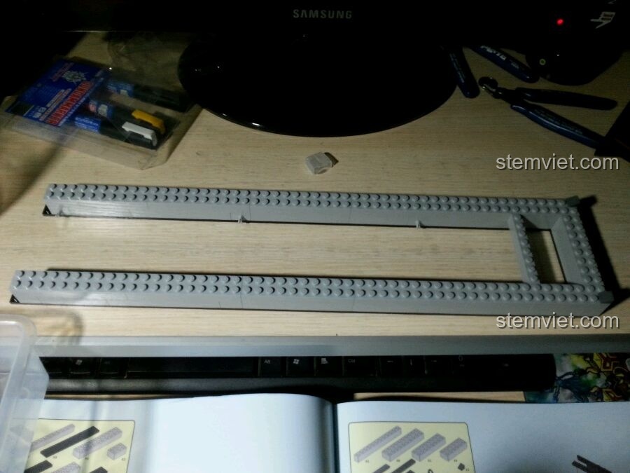 Khung xương chính của bộ lắp ráp GUDI 8026 Tàu Hộ Vệ Tên Lửa đang được lắp ráp, tạo nền tảng vững chắc cho mô hình.