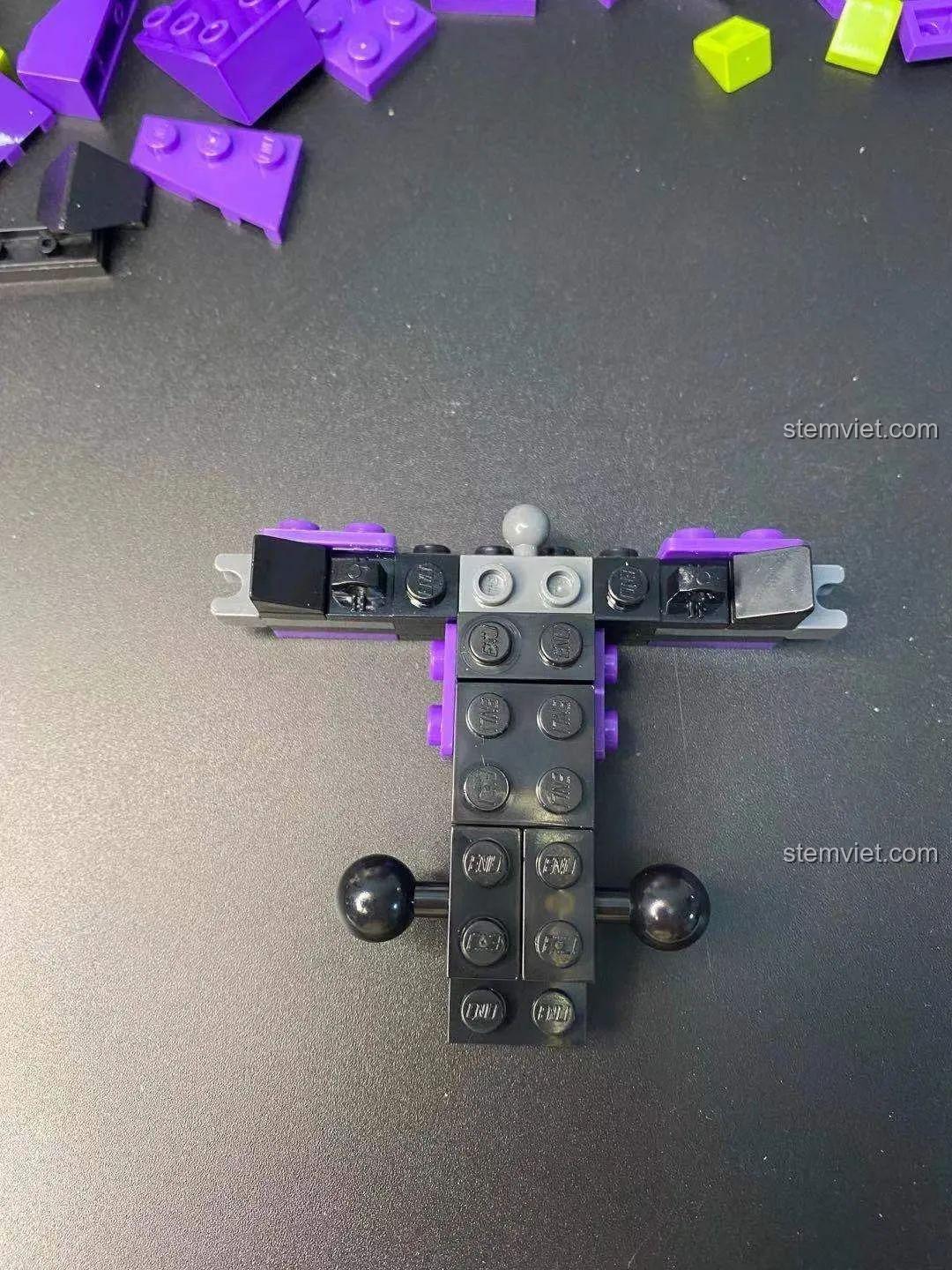 Lắp ráp khung xương bên trong của thân robot Keeppley K20302 với các khớp cầu lớn và nhỏ.