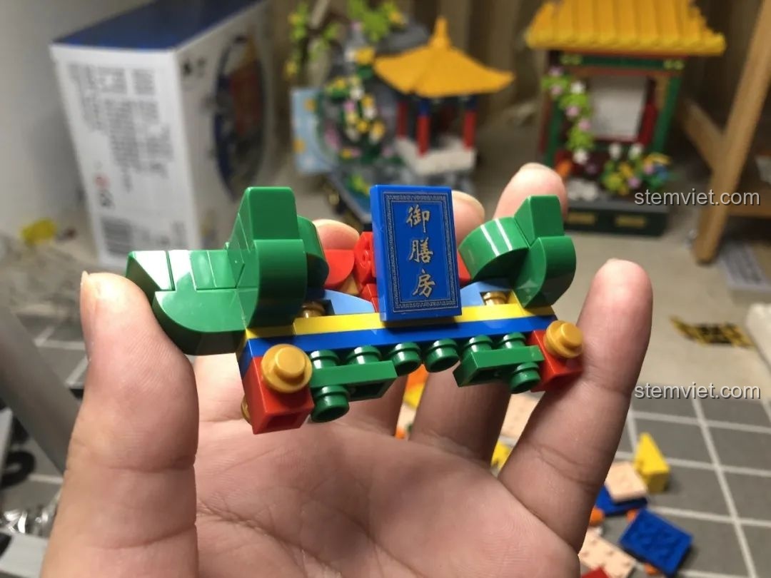 Một phần kiến trúc khác của Wekki 506004 Cảnh Thu đang được lắp ráp, có thể là cổng hoặc hành lang.