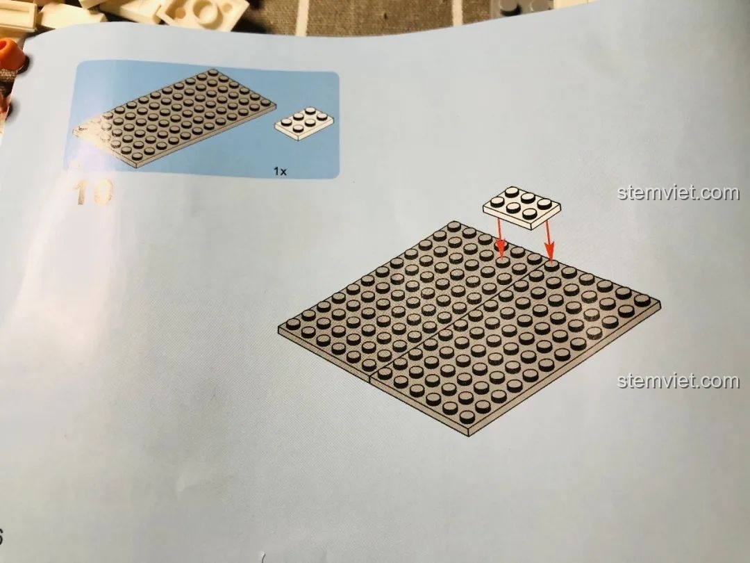 Hướng dẫn lắp ráp phần kiến trúc phía trên của Wekki 506004 Cảnh Thu với các mảnh ghép màu xám.