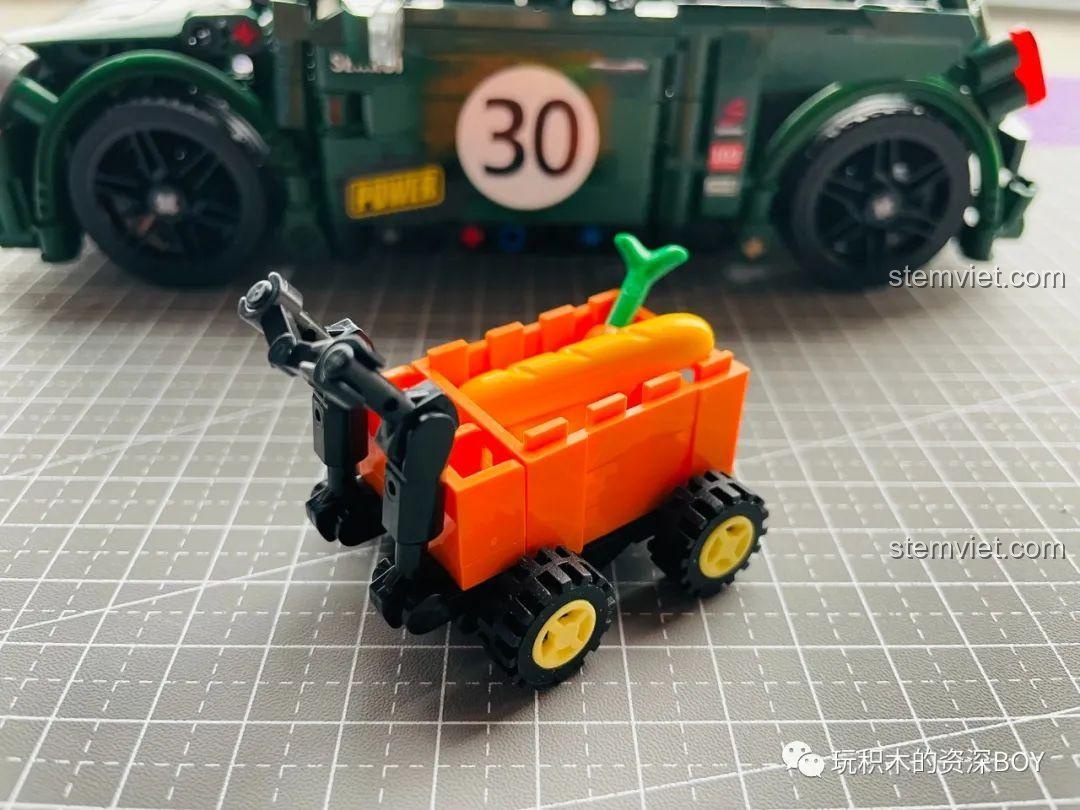 Lắp ráp phần lều trại với bàn ăn và các chi tiết trang trí nhỏ.