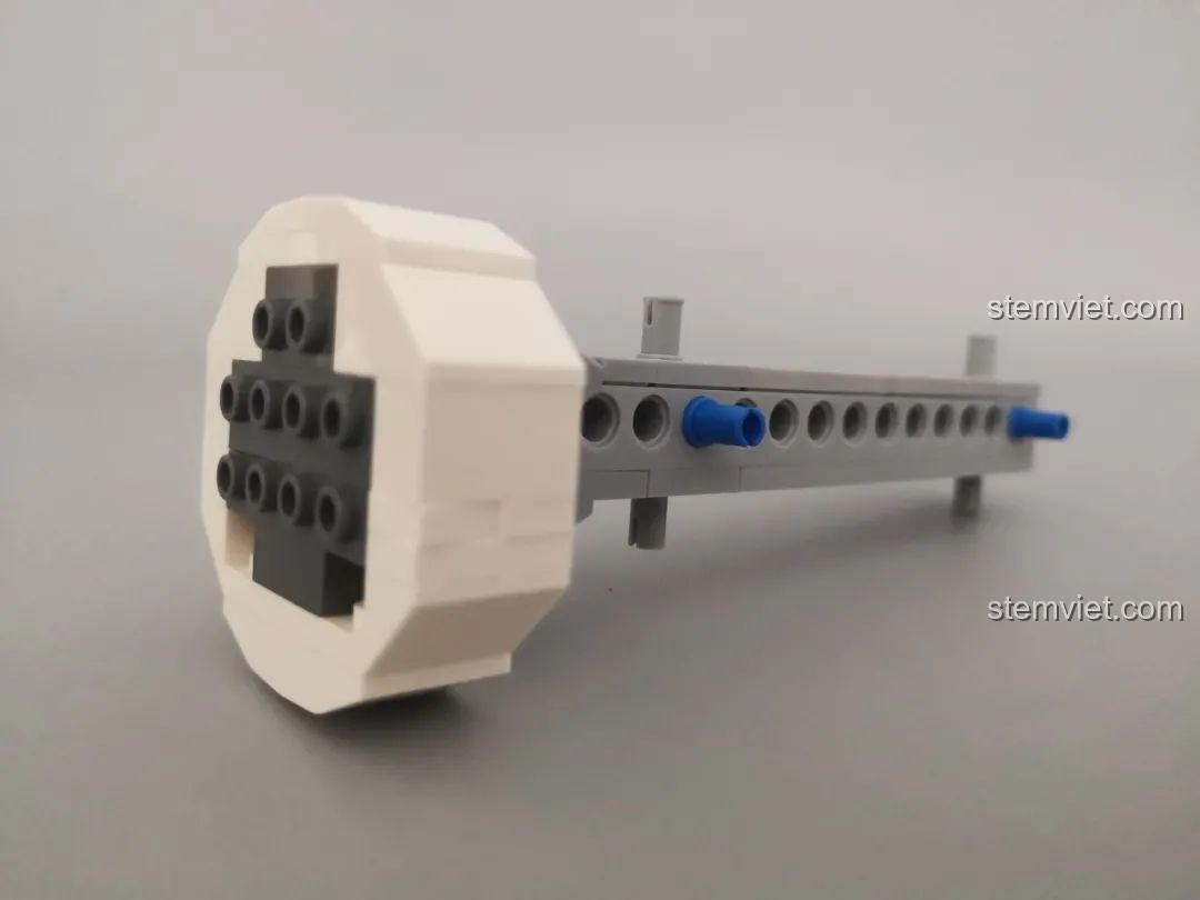 Lắp ráp phần lõi trung tâm của tên lửa đẩy trong bộ đồ chơi mô hình Xe Tải Chở Tên Lửa Hercules.