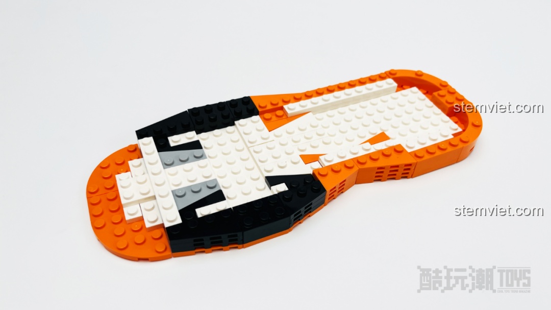 Lắp ráp phần lót giày màu trắng và thành giày màu đen cho bộ mô hình Trạm sản xuất giày sneaker.