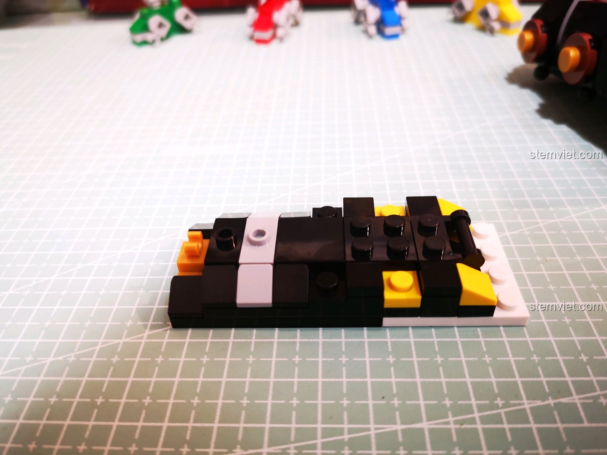 Quá trình lắp ráp phần lưng của Sư tử Đen từ bộ xếp hình 8002.