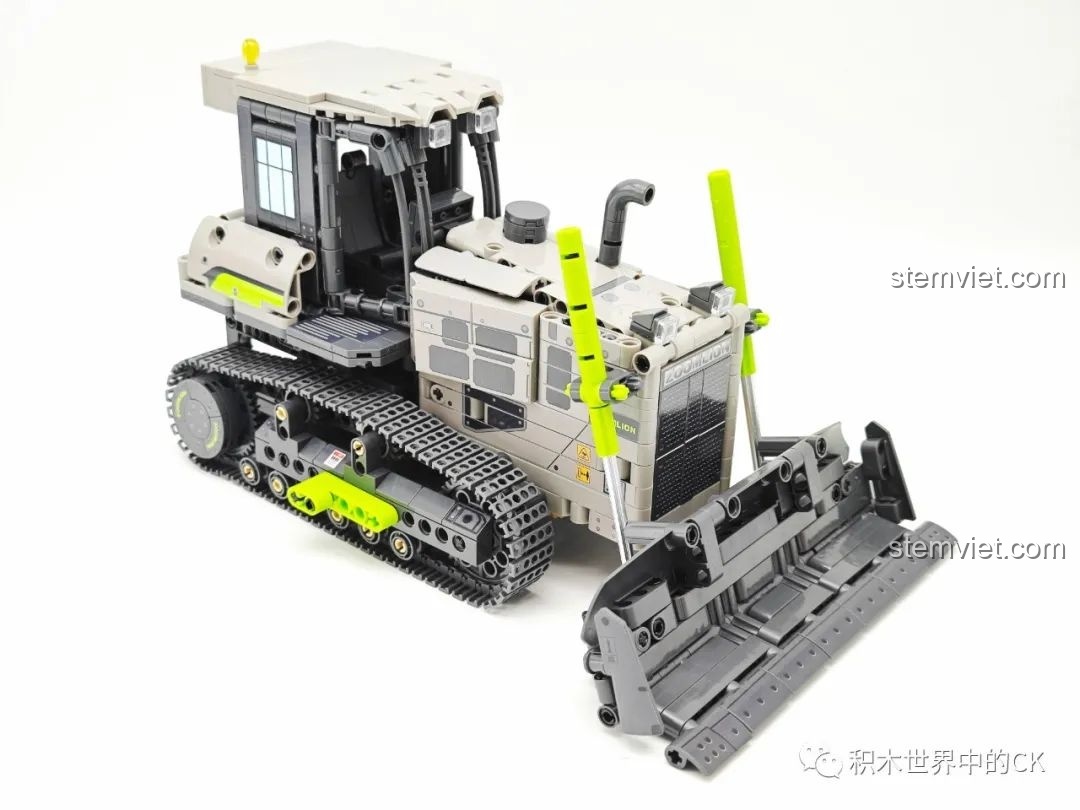 Giai đoạn lắp lưỡi ủi phía trước cho bộ đồ chơi Xe ủi bánh xích công trường SEMBO, một chi tiết quan trọng của mô hình.