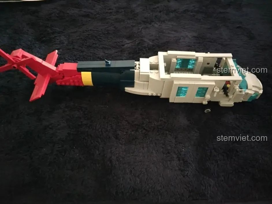 Lắp ráp phần mái che cho khoang lái của mô hình WOMA C0897, một trong những bước cuối cùng.