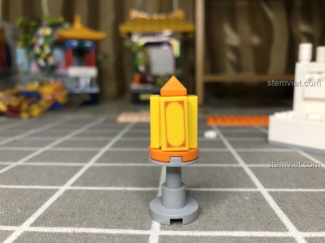 Bắt đầu lắp ráp phần mái cung đình của Wekki 506004 Cảnh Thu với các mảnh ghép màu xanh lá và vàng.