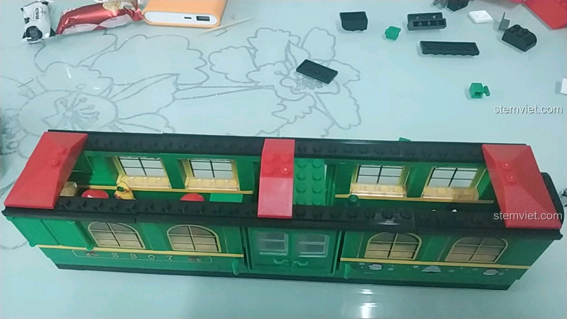 Quá trình lắp ráp phần mái màu đỏ cho Toa tàu chở quà Giáng Sinh Enlighten 626.