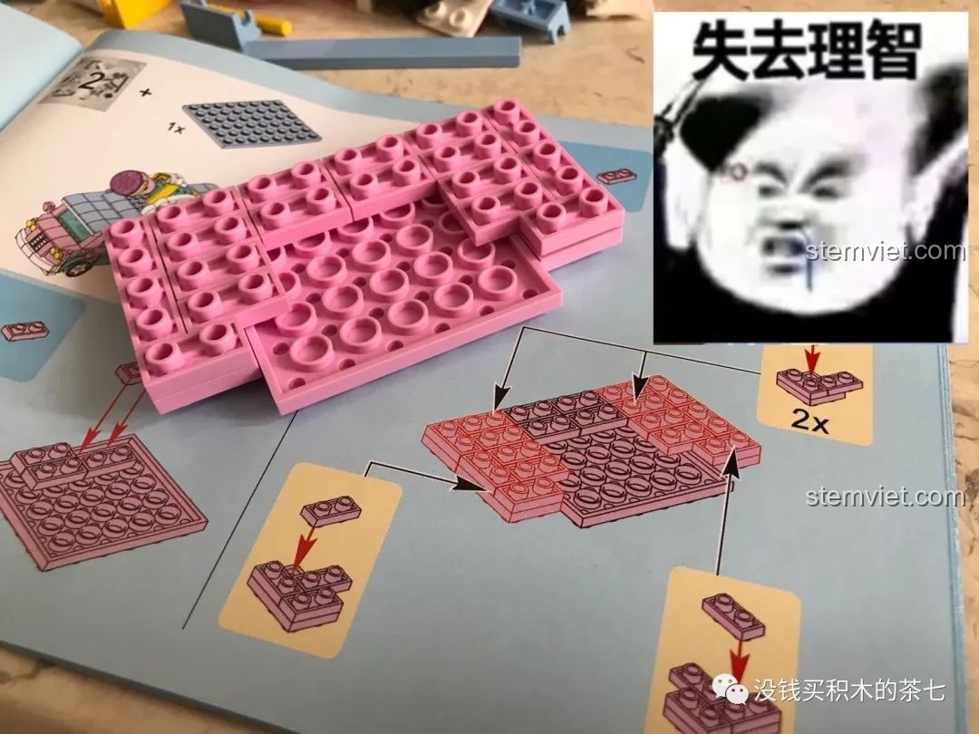 Lắp ráp các mảng chi tiết màu hồng cho xe phỏng vấn, một công đoạn đòi hỏi sự kiên nhẫn.