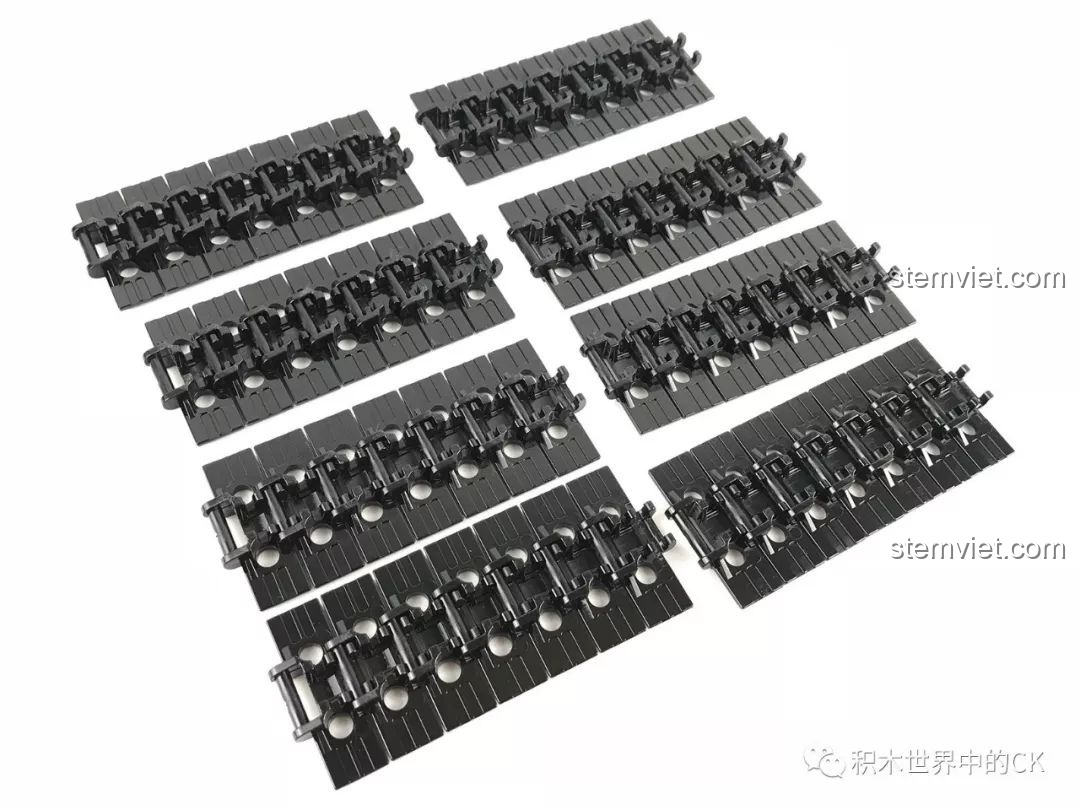 Các đoạn mắt xích đã được nối sẵn, chuẩn bị để lắp thành một dải xích hoàn chỉnh cho robot KAKA.