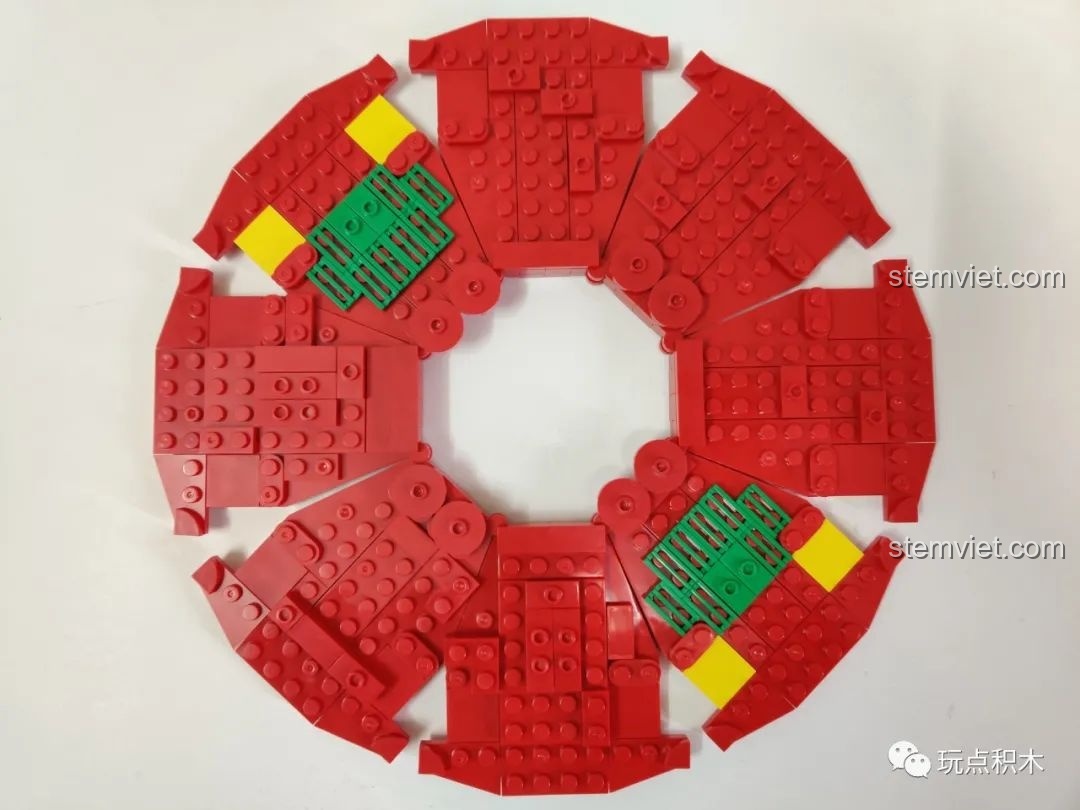 Lắp ráp các module của nắp hộp WOMA C9122 thành một vòng tròn lớn.