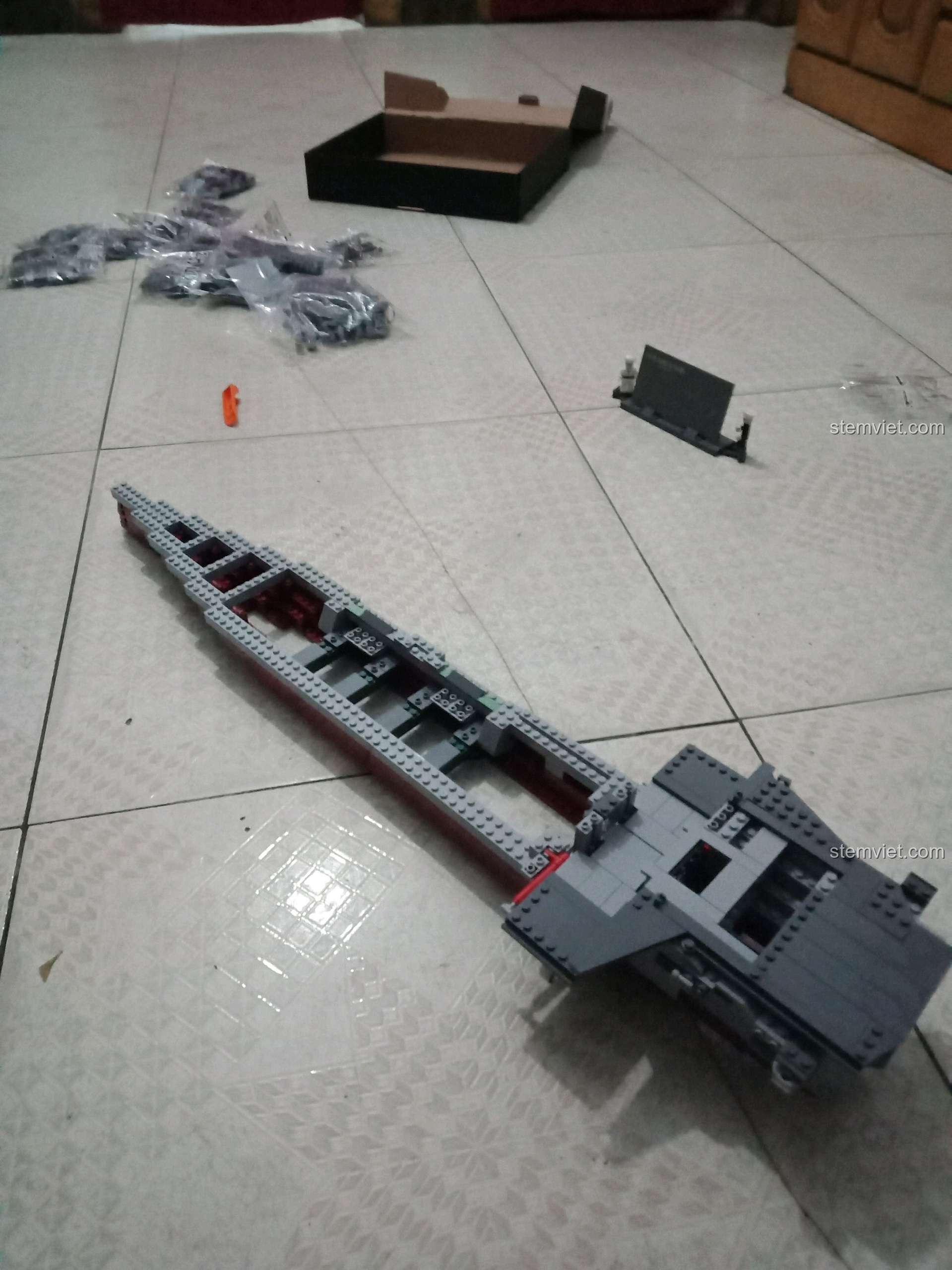 Quá trình lắp ráp phần mũi tàu của bộ xếp hình Mô tàu sân bay lớp Kitty Hawk KAZI giá hời.