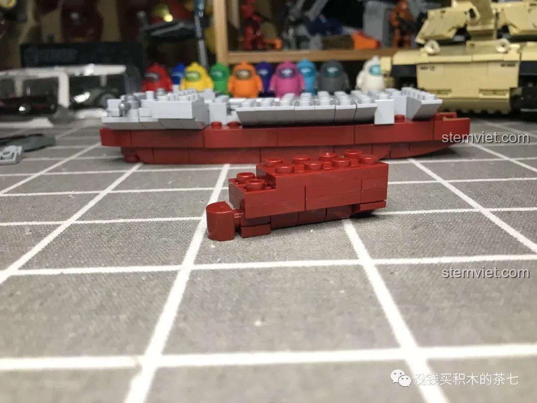 Phần mũi tàu sân bay Liêu Ninh được lắp ráp riêng biệt với các mảnh ghép màu đỏ và xám, chuẩn bị gắn vào thân chính.