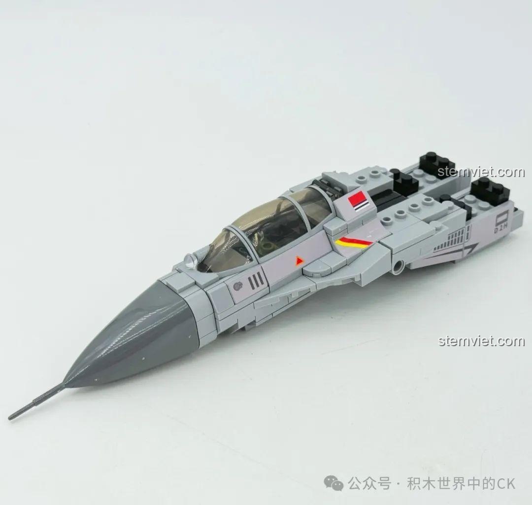 Quá trình lắp ráp phần mũi và buồng lái của tiêm kích J-15 trong bộ xếp hình sưu tập máy bay chiến đấu hiện đại.