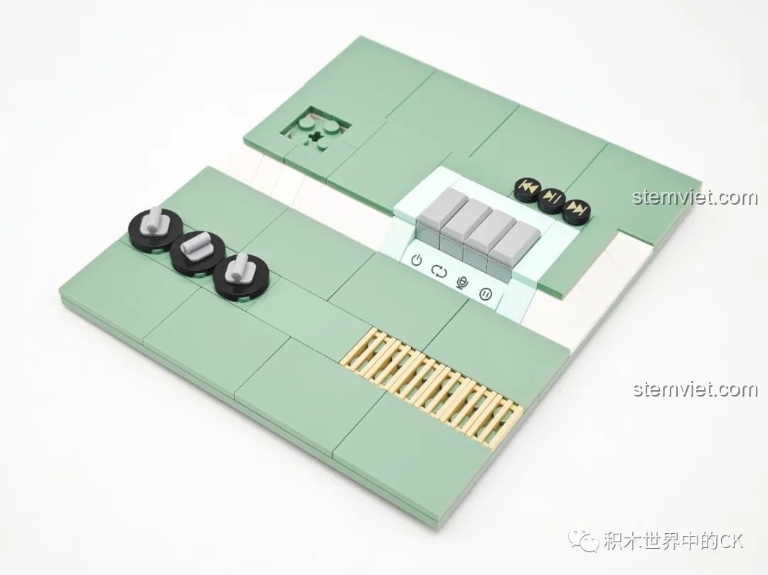 Lắp ráp phần nắp trên của mô hình Đài Cassette Keep Running Keeppley 0157 với các chi tiết nút bấm.