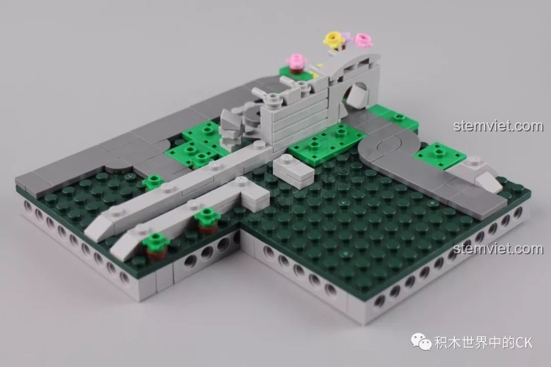 Quá trình lắp ráp phần nền của Hàm Thanh Đình với những con đường nhỏ và cây cầu.