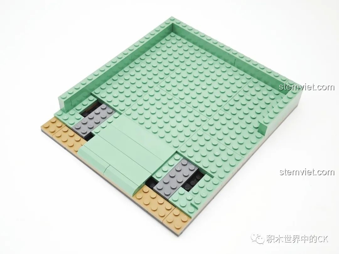 Giai đoạn đầu của việc lắp ráp đế mô hình Keeppley DZ0157, các mảnh ghép màu xanh và xám được gắn kết chắc chắn.