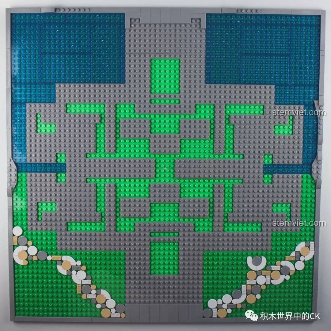 Quá trình lắp ráp nền móng của mô hình Lâu đài Disney, sử dụng các mảnh ghép màu xám, xanh và xanh dương.