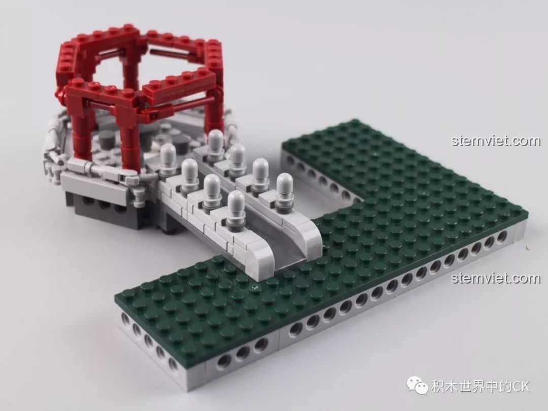 Quá trình lắp ráp phần nền và cây cầu của set Tiểu Bồng Lai, một bước quan trọng trong xây dựng.