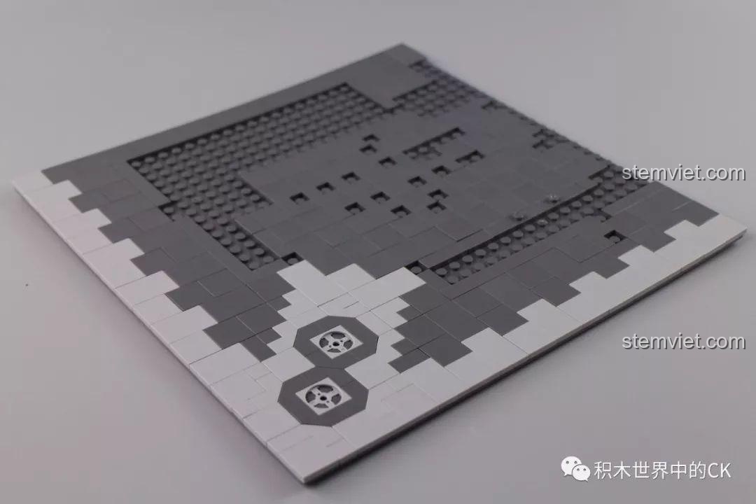 Quá trình lắp ráp phần nền móng của Trà Quán Trung Hoa Xingbao XB-01021 trên tấm đế.