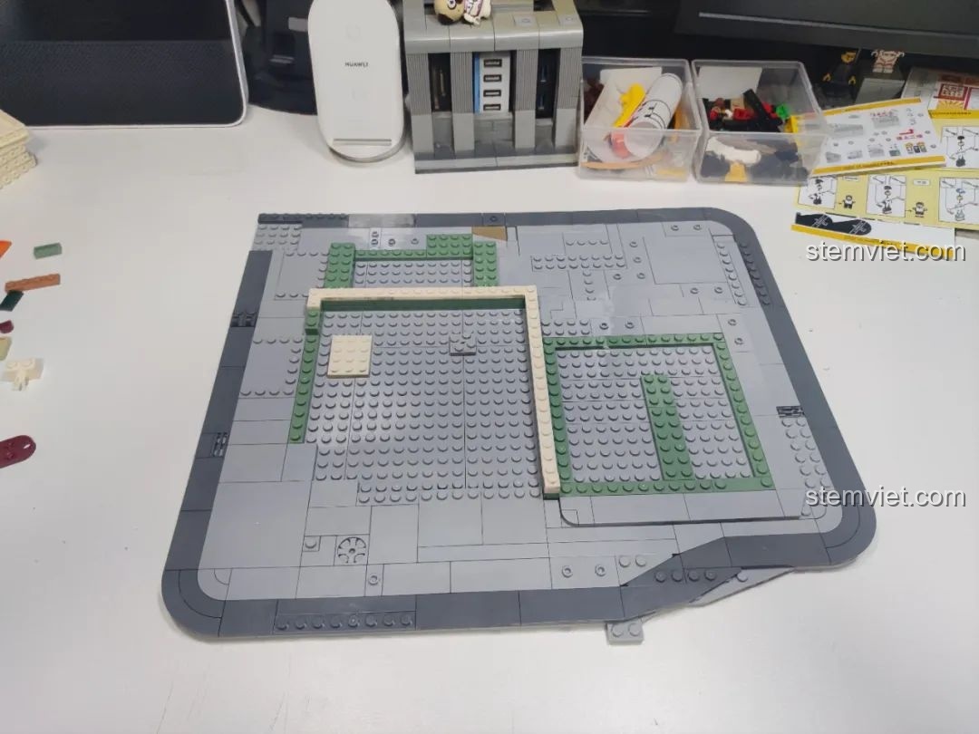 Quá trình lắp ráp phần đế của mô hình Wekki 516954, tạo nền móng cho các tòa nhà.