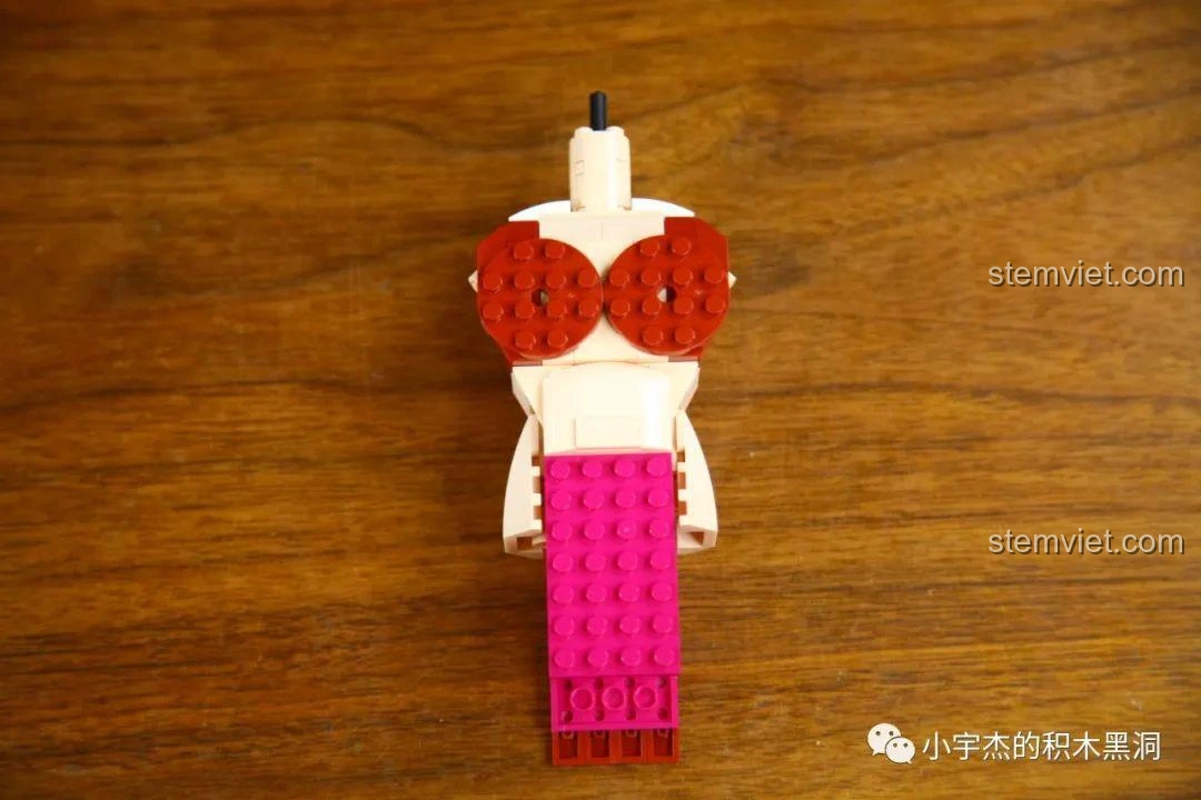 Lắp ráp phần ngực bikini cho mô hình Boa Hancock KBOX 10303, với các mảnh ghép in sẵn.