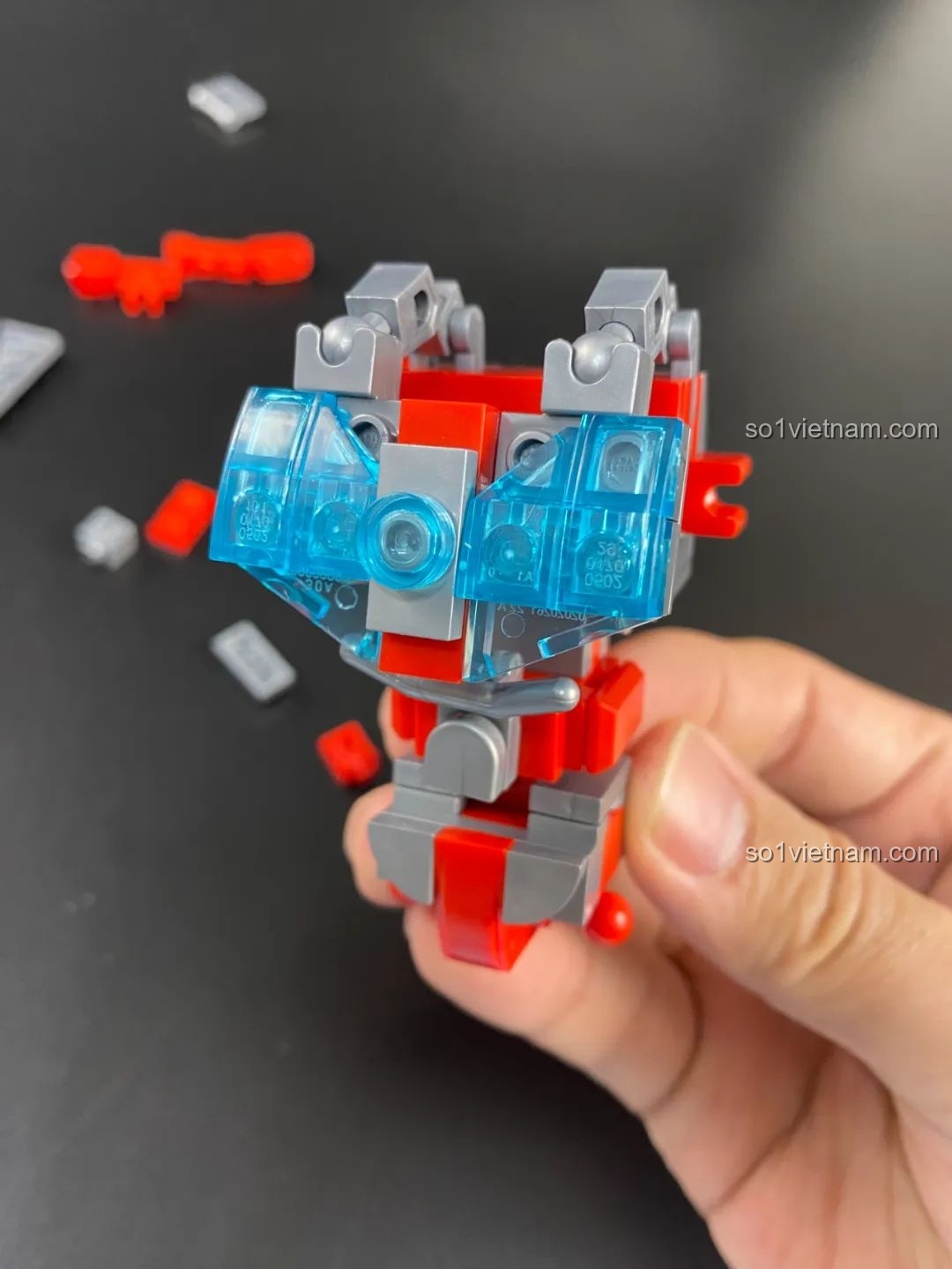 Cận cảnh phần ngực của Mecha Ginga đang được lắp ráp, với các chi tiết pha lê xanh trong suốt.